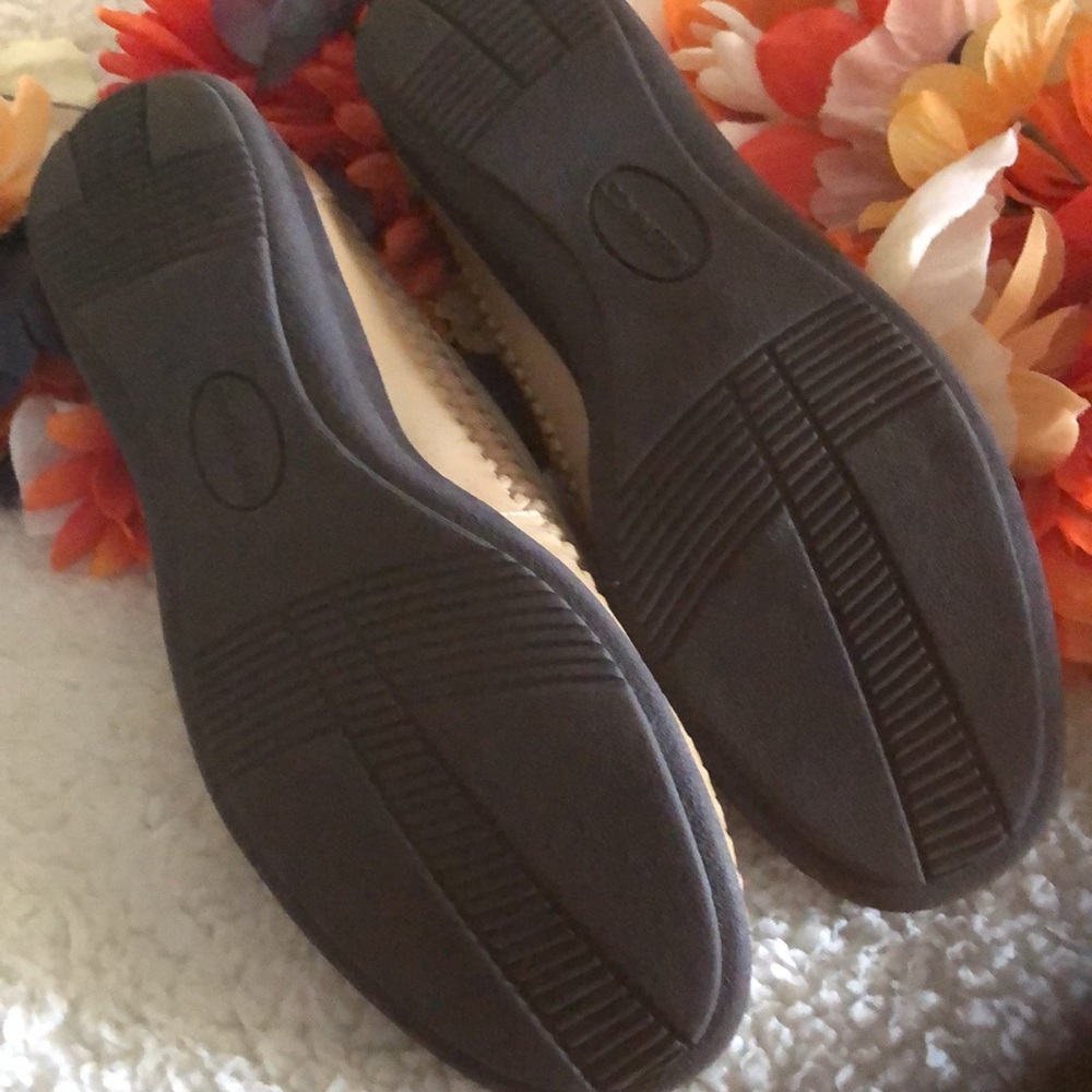 Covington slip on. Size 7 M - Picture 5 of 5